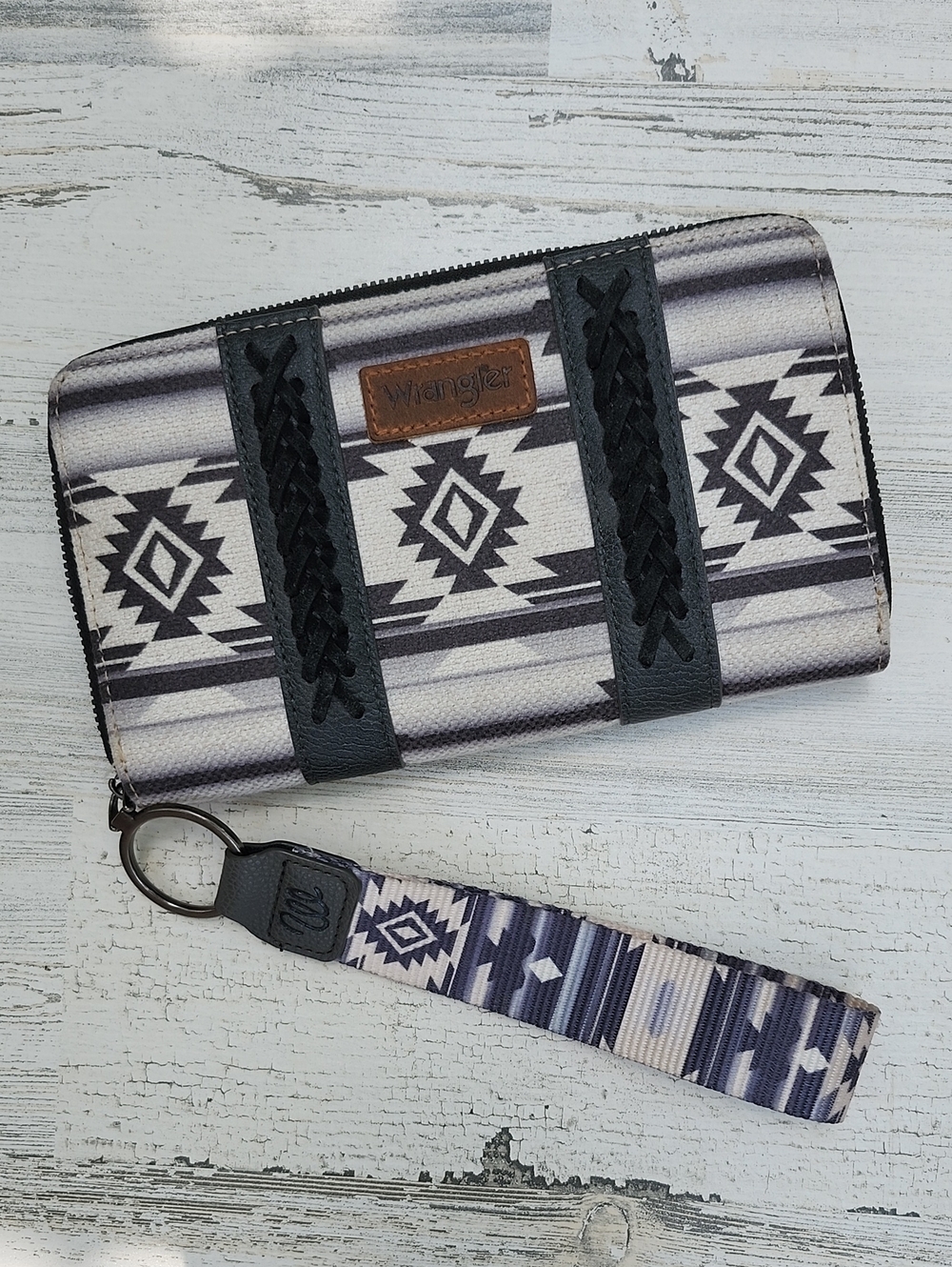 NWOT WRANGLER AZTEC CANVAS WRISTLET/WALLET
